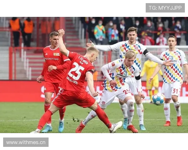多特蒙德中场一断就崩问题显现,球队推进稳定性面临考验 多特蒙德中场一断就崩问题显现,球队推进稳定性面临考验